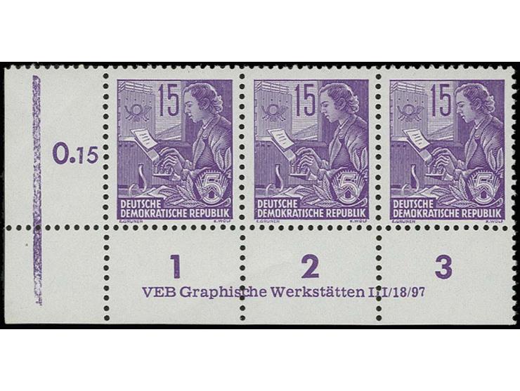 15 Pfg dunkelviolett mit Wz. 2X I im waagerechten Dreierstreifen aus der linken unteren Bogenecke mit Druckvermerk, postfrisc