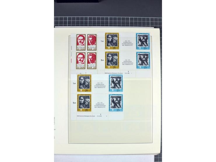 1949/90, in den Hauptnummern nahezu komplette postfrische Sammlung der Druckvermerke und Druckereizeichen, meist in Vierer- o