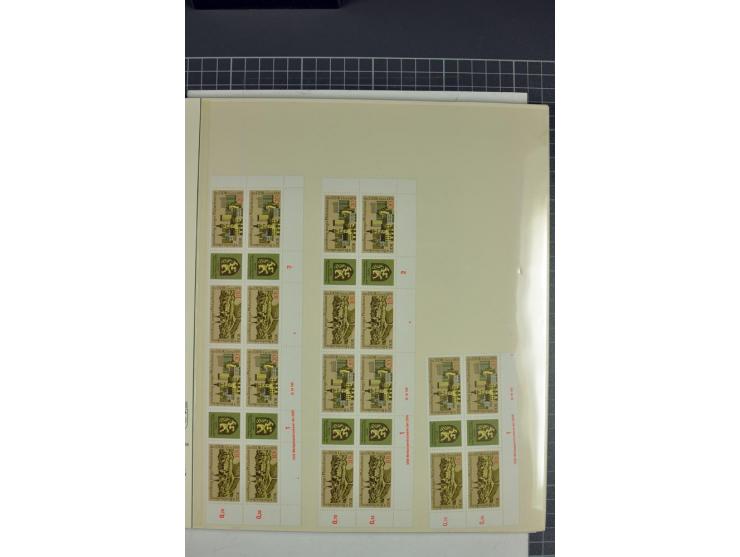 1949/90, in den Hauptnummern nahezu komplette postfrische Sammlung der Druckvermerke und Druckereizeichen, meist in Vierer- o