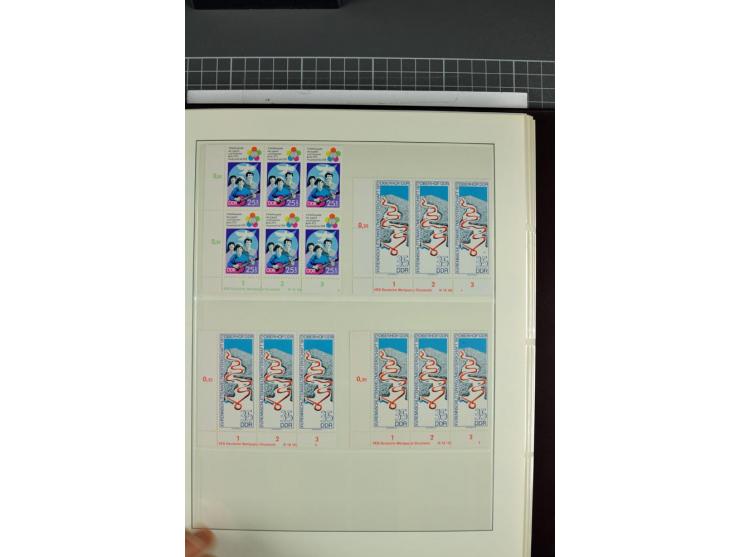 1949/90, in den Hauptnummern nahezu komplette postfrische Sammlung der Druckvermerke und Druckereizeichen, meist in Vierer- o