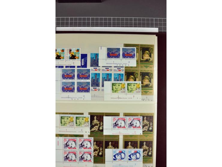 1949/90, in den Hauptnummern nahezu komplette postfrische Sammlung der Druckvermerke und Druckereizeichen, meist in Vierer- o