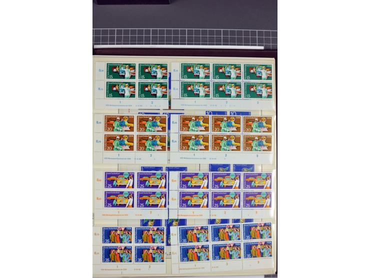 1949/90, in den Hauptnummern nahezu komplette postfrische Sammlung der Druckvermerke und Druckereizeichen, meist in Vierer- o