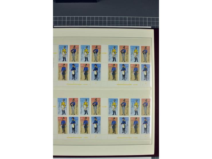 1949/90, in den Hauptnummern nahezu komplette postfrische Sammlung der Druckvermerke und Druckereizeichen, meist in Vierer- o
