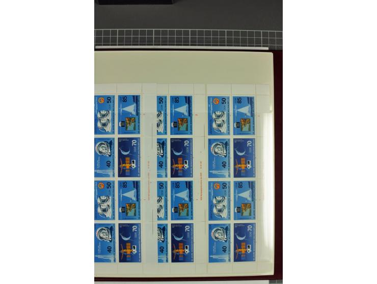 1949/90, in den Hauptnummern nahezu komplette postfrische Sammlung der Druckvermerke und Druckereizeichen, meist in Vierer- o
