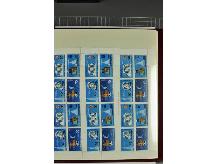 1949/90, in den Hauptnummern nahezu komplette postfrische Sammlung der Druckvermerke und Druckereizeichen, meist in Vierer- o