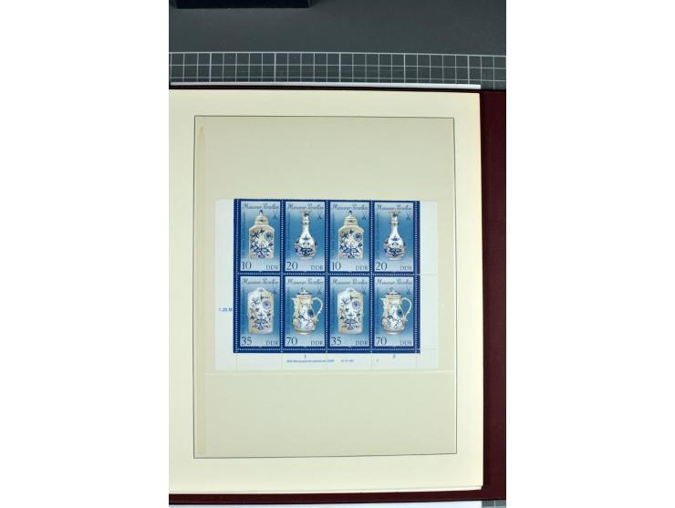 1949/90, in den Hauptnummern nahezu komplette postfrische Sammlung der Druckvermerke und Druckereizeichen, meist in Vierer- o