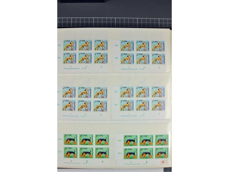 1949/90, in den Hauptnummern nahezu komplette postfrische Sammlung der Druckvermerke und Druckereizeichen, meist in Vierer- o