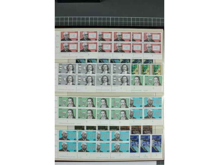 1949/90, in den Hauptnummern nahezu komplette postfrische Sammlung der Druckvermerke und Druckereizeichen, meist in Vierer- o