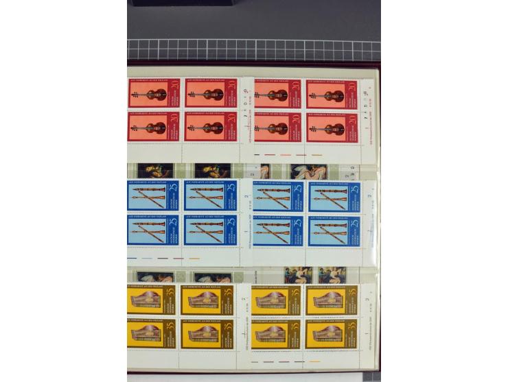 1949/90, in den Hauptnummern nahezu komplette postfrische Sammlung der Druckvermerke und Druckereizeichen, meist in Vierer- o