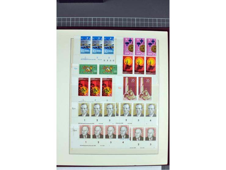 1949/90, in den Hauptnummern nahezu komplette postfrische Sammlung der Druckvermerke und Druckereizeichen, meist in Vierer- o