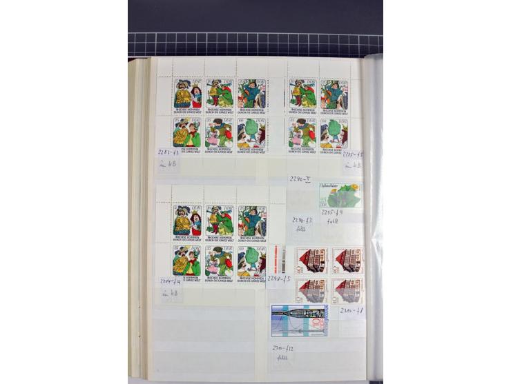 1949/90, postfrische Sammlung mit einigen hundert Plattenfehler, teils in Einheiten mit Normalmarken, dabei Mi.-Nr. 242 I, II