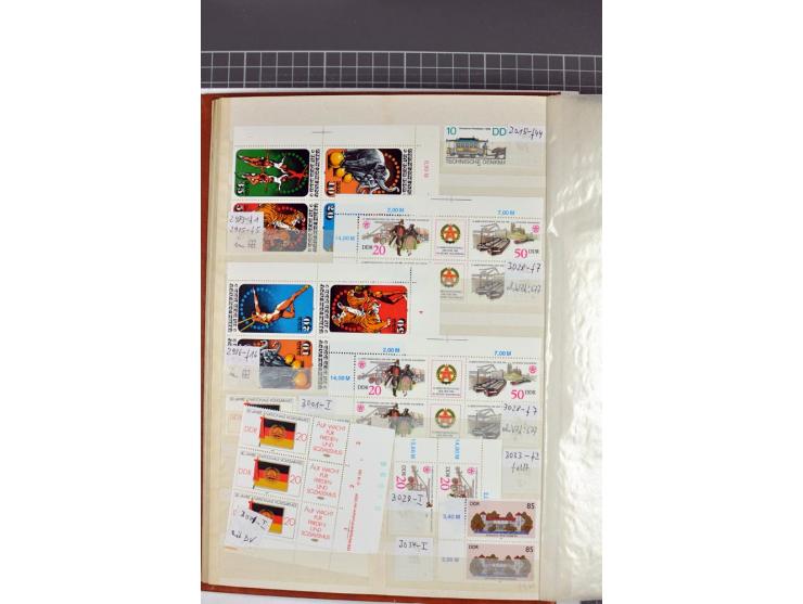 1949/90, postfrische Sammlung mit einigen hundert Plattenfehler, teils in Einheiten mit Normalmarken, dabei Mi.-Nr. 242 I, II