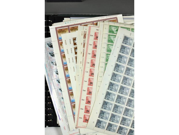 1949/90, postfrischer Bogen-Posten, dabei Mi.-Nr. 243-44 (2 Bogensätze, teils Falt- und Trennstellen), 293, 355-57, 397 mit P