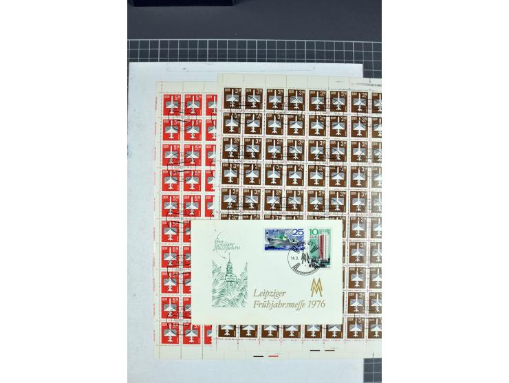 1949/90, postfrischer Bogen-Posten, dabei Mi.-Nr. 243-44 (2 Bogensätze, teils Falt- und Trennstellen), 293, 355-57, 397 mit P