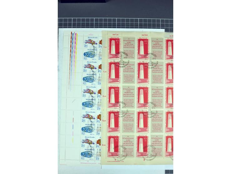 1949/90, postfrischer Bogen-Posten, dabei Mi.-Nr. 243-44 (2 Bogensätze, teils Falt- und Trennstellen), 293, 355-57, 397 mit P