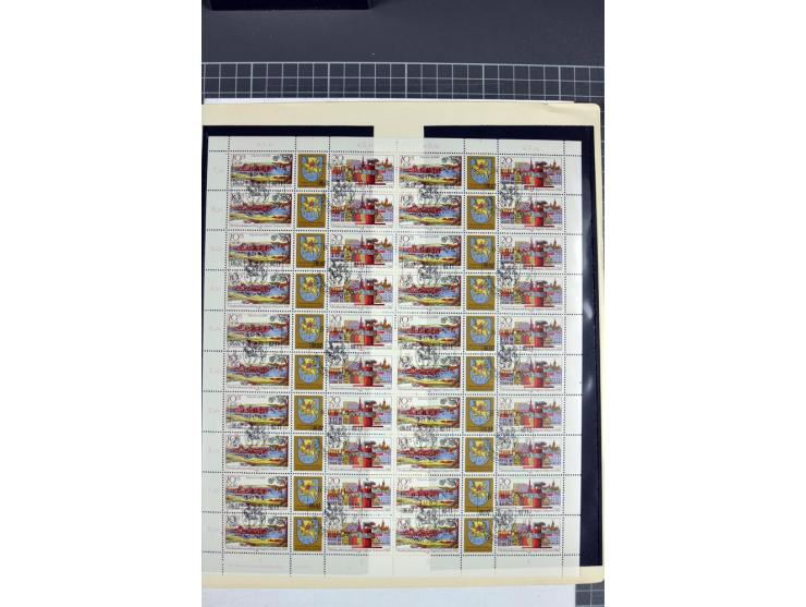 1949/90, postfrischer Bogen-Posten, dabei Mi.-Nr. 243-44 (2 Bogensätze, teils Falt- und Trennstellen), 293, 355-57, 397 mit P