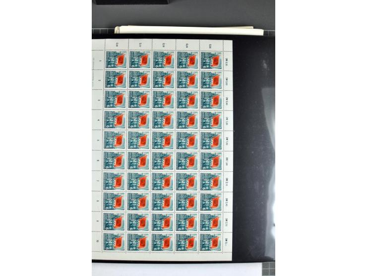 1949/90, postfrischer Bogen-Posten, dabei Mi.-Nr. 243-44 (2 Bogensätze, teils Falt- und Trennstellen), 293, 355-57, 397 mit P