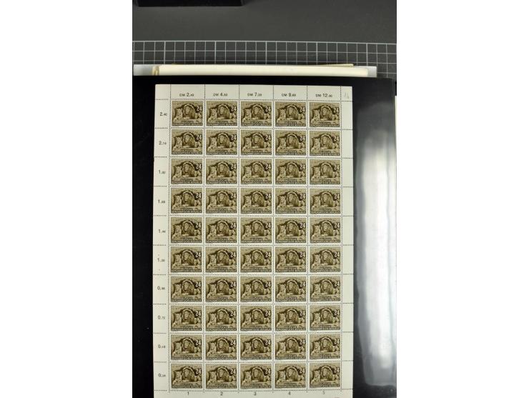1949/90, postfrischer Bogen-Posten, dabei Mi.-Nr. 243-44 (2 Bogensätze, teils Falt- und Trennstellen), 293, 355-57, 397 mit P