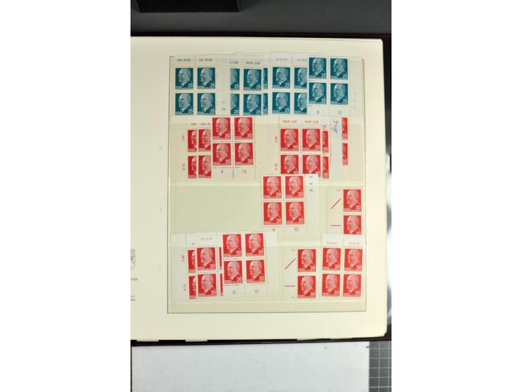 1961/71, postfrische Spezialsammlung der Ausgabe Ulbricht, dabei Plattenfehler, Papiersorten, Oberrand-Varianten, Wasserzeich