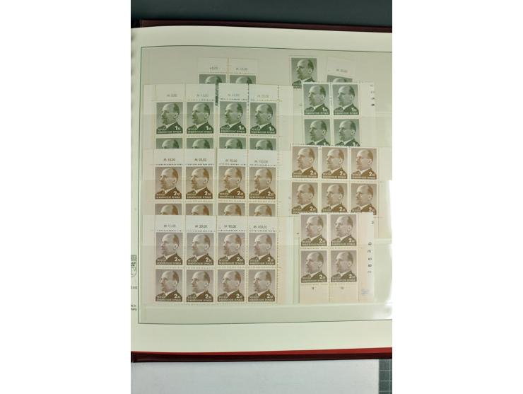 1961/71, postfrische Spezialsammlung der Ausgabe Ulbricht, dabei Plattenfehler, Papiersorten, Oberrand-Varianten, Wasserzeich