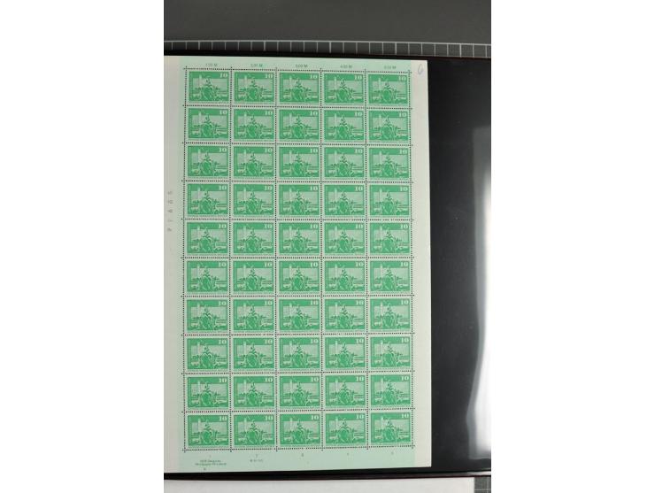 1973/74, postfrische Bogen-Sammlung der Ausgabe Aufbau in der DDR im Großformat, dabei überkompletter Druckbogensatz mit FN 1