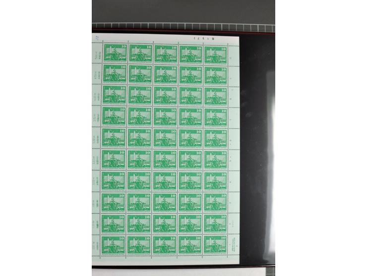 1973/74, postfrische Bogen-Sammlung der Ausgabe Aufbau in der DDR im Großformat, dabei überkompletter Druckbogensatz mit FN 1