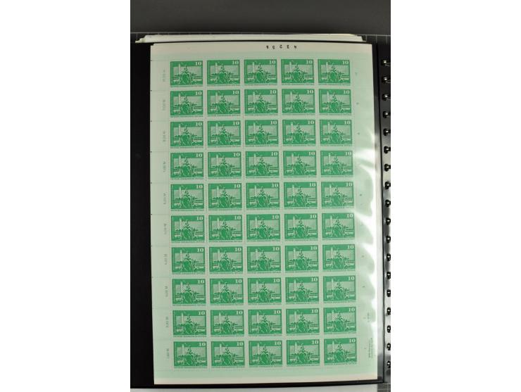1973/74, postfrische Bogen-Sammlung der Ausgabe Aufbau in der DDR im Großformat, dabei überkompletter Druckbogensatz mit FN 1