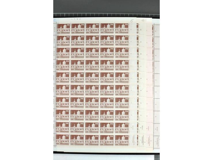1973/74, postfrische Bogen-Sammlung der Ausgabe Aufbau in der DDR im Großformat, dabei überkompletter Druckbogensatz mit FN 1