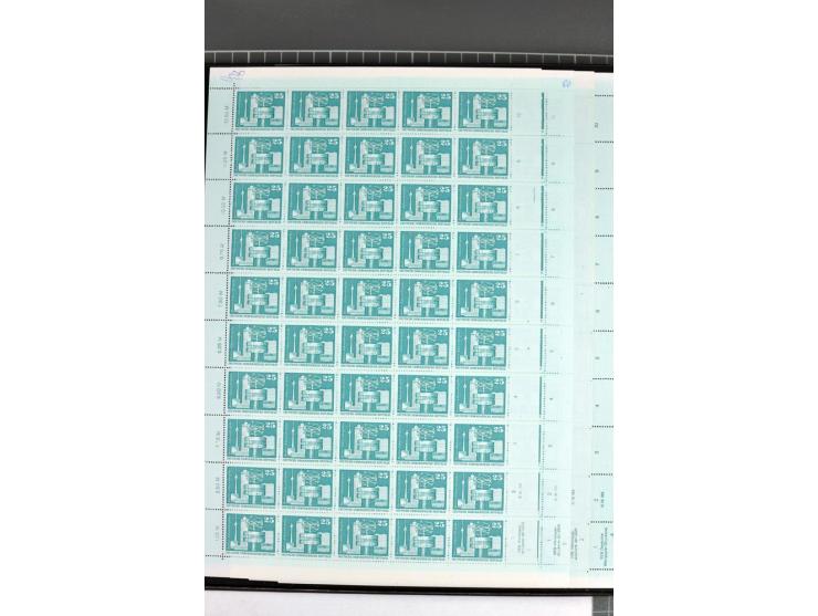 1973/74, postfrische Bogen-Sammlung der Ausgabe Aufbau in der DDR im Großformat, dabei überkompletter Druckbogensatz mit FN 1