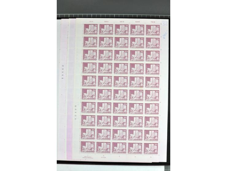 1973/74, postfrische Bogen-Sammlung der Ausgabe Aufbau in der DDR im Großformat, dabei überkompletter Druckbogensatz mit FN 1