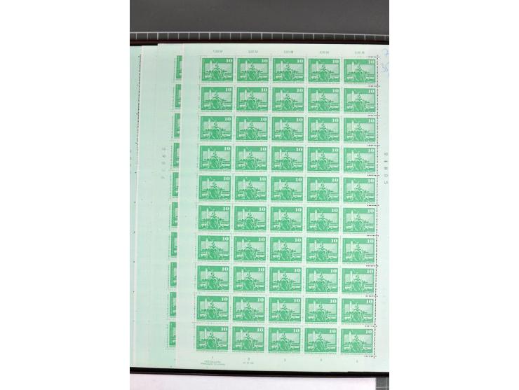 1973/74, postfrische Bogen-Sammlung der Ausgabe Aufbau in der DDR im Großformat, dabei überkompletter Druckbogensatz mit FN 1