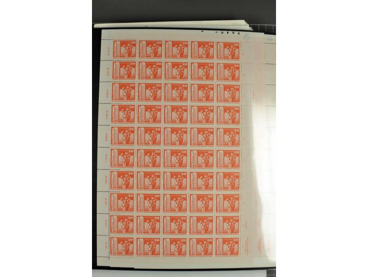 1973/74, postfrische Bogen-Sammlung der Ausgabe Aufbau in der DDR im Großformat, dabei überkompletter Druckbogensatz mit FN 1