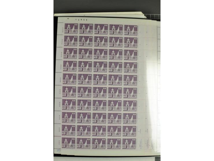 1973/74, postfrische Bogen-Sammlung der Ausgabe Aufbau in der DDR im Großformat, dabei überkompletter Druckbogensatz mit FN 1