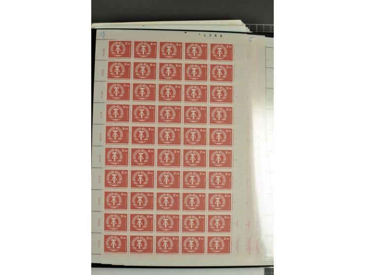 1973/74, postfrische Bogen-Sammlung der Ausgabe Aufbau in der DDR im Großformat, dabei überkompletter Druckbogensatz mit FN 1