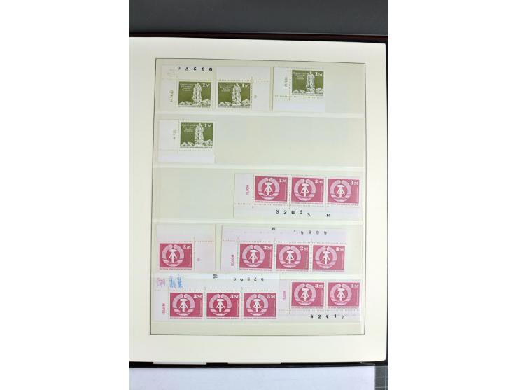 1973/81, postfrische Spezialsammlung der Ausgabe Aufbau in der DDR im Großformat und Kleinformat, dabei Typen, Papiersorten, 