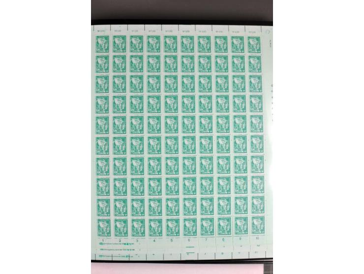 1980/81, postfrische Bogen-Sammlung der Ausgabe Aufbau in der DDR im Kleinformat, dabei überkompletter Bogensatz von 90 Bögen