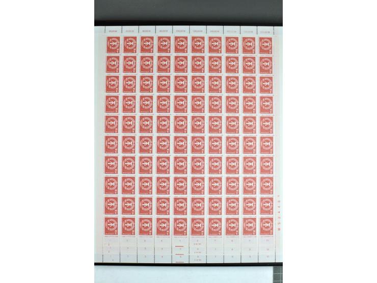 1980/81, postfrische Bogen-Sammlung der Ausgabe Aufbau in der DDR im Kleinformat, dabei überkompletter Bogensatz von 90 Bögen