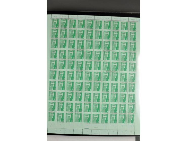 1980/81, postfrische Bogen-Sammlung der Ausgabe Aufbau in der DDR im Kleinformat, dabei überkompletter Bogensatz von 90 Bögen