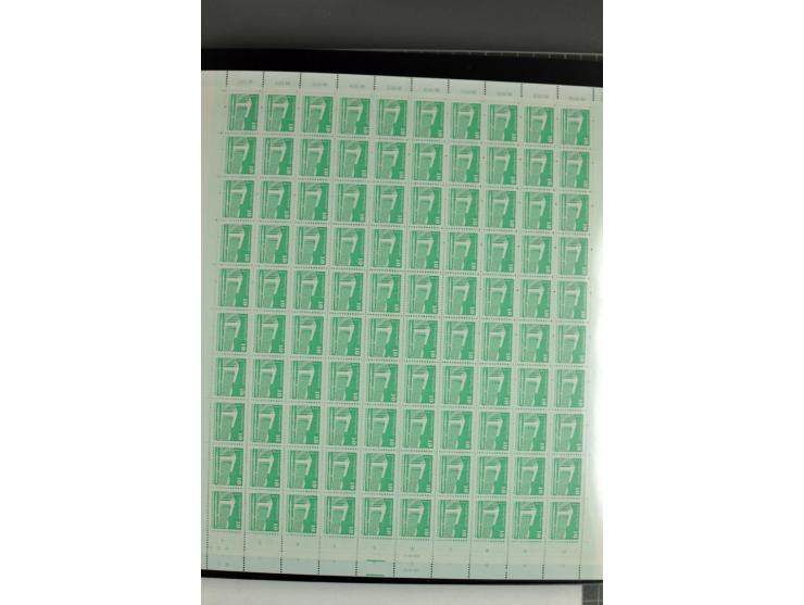 1980/81, postfrische Bogen-Sammlung der Ausgabe Aufbau in der DDR im Kleinformat, dabei überkompletter Bogensatz von 90 Bögen