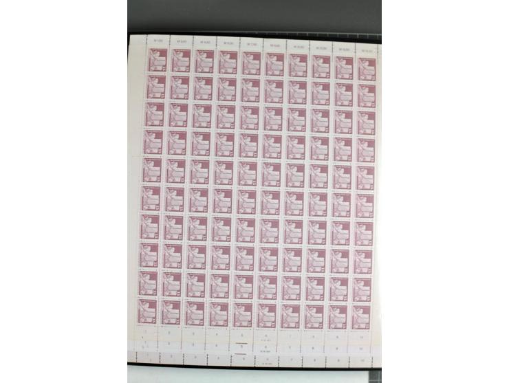 1980/81, postfrische Bogen-Sammlung der Ausgabe Aufbau in der DDR im Kleinformat, dabei überkompletter Bogensatz von 90 Bögen