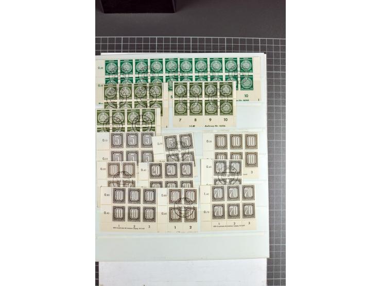 DIENSTMARKEN: 1954/65, postfrische und gestempelte Sammlung der Druckvermerke teils in 6er- oder 8er-Blocks, dabei Mi.-Nr. 1-