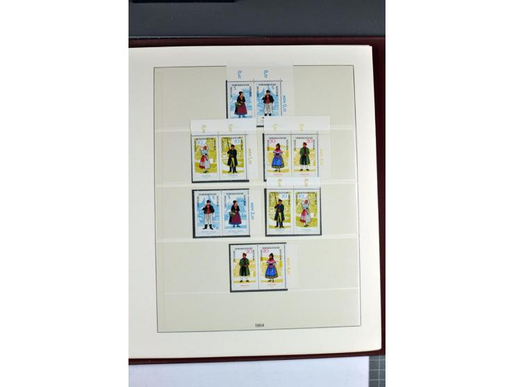 1953/90, überkomplette postfrische Zusammendruck-Sammlung, dabei auch aus Blocks und Kleinbogen ab Marx gezähnt und geschnitt