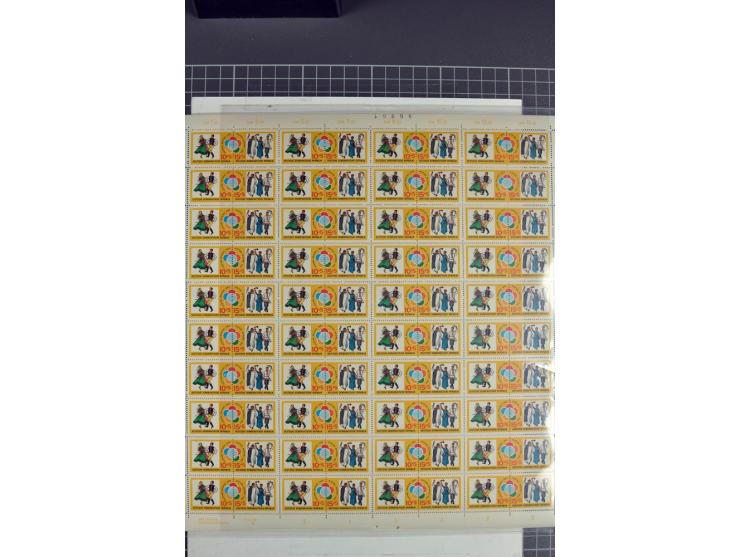 1959/90, umfangreiche postfrische Sammlung der Zusammendruck-Bogen nach Formnummern und Rand-Varianten spezialisiert, dabei D