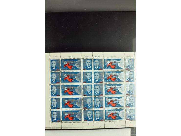 1959/90, umfangreiche postfrische Sammlung der Zusammendruck-Bogen nach Formnummern und Rand-Varianten spezialisiert, dabei D