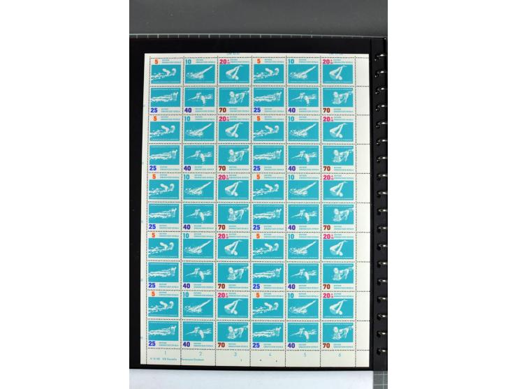 1959/90, umfangreiche postfrische Sammlung der Zusammendruck-Bogen nach Formnummern und Rand-Varianten spezialisiert, dabei D