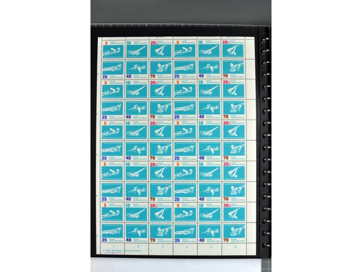 1959/90, umfangreiche postfrische Sammlung der Zusammendruck-Bogen nach Formnummern und Rand-Varianten spezialisiert, dabei D