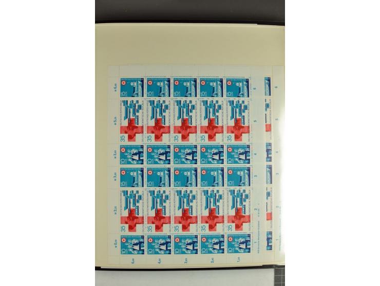 1959/90, umfangreiche postfrische Sammlung der Zusammendruck-Bogen nach Formnummern und Rand-Varianten spezialisiert, dabei D