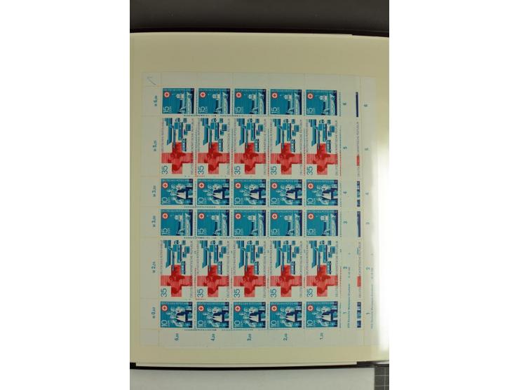 1959/90, umfangreiche postfrische Sammlung der Zusammendruck-Bogen nach Formnummern und Rand-Varianten spezialisiert, dabei D
