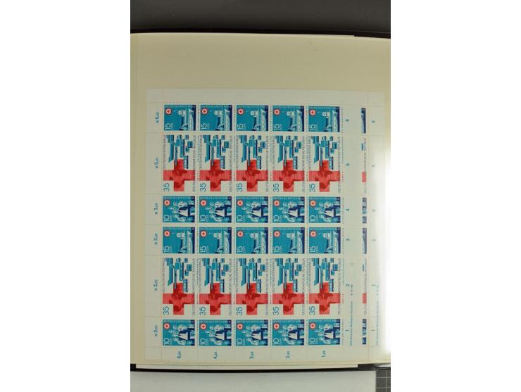 1959/90, umfangreiche postfrische Sammlung der Zusammendruck-Bogen nach Formnummern und Rand-Varianten spezialisiert, dabei D