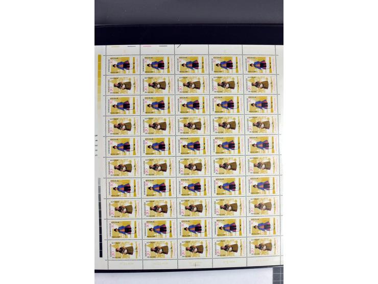 1959/90, umfangreiche postfrische Sammlung der Zusammendruck-Bogen nach Formnummern und Rand-Varianten spezialisiert, dabei D